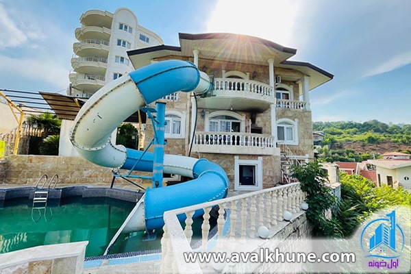 سرسره آبی در ویلا باغ 