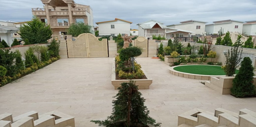 ویلا تریبلکس آجر نما با حیاط سازی شیک-10361