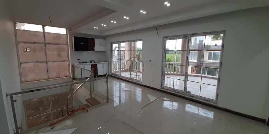 کاخ ویلای شهرکی در منطقه برند-12581