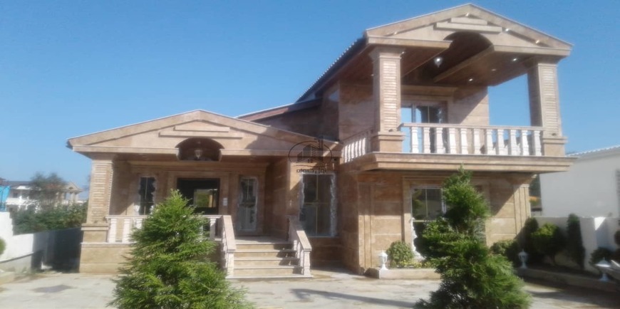 ویلا نیم پیلوت با زمین بزرگ