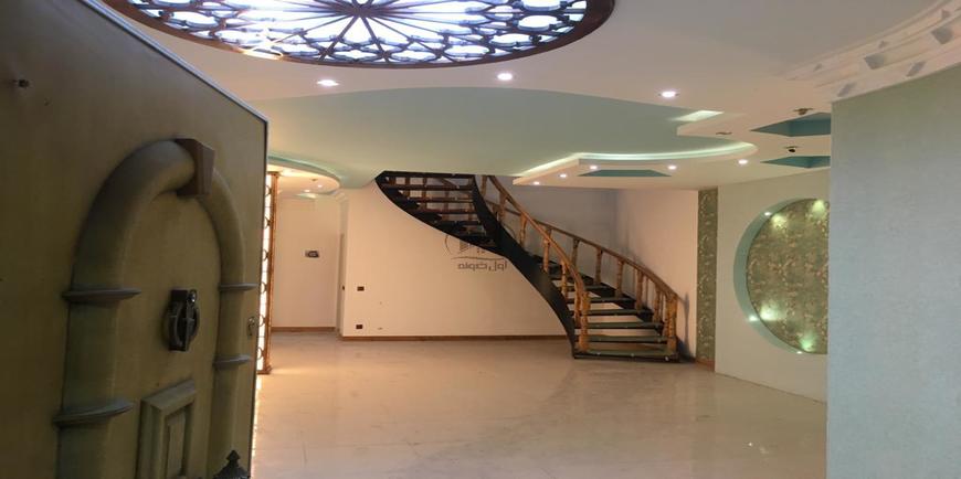 کاخ ویلا تریبلکس در منطقه ای برند-15245