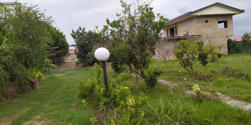 باغ مرکبات با یک بنای دوبلکس نیمه کاره