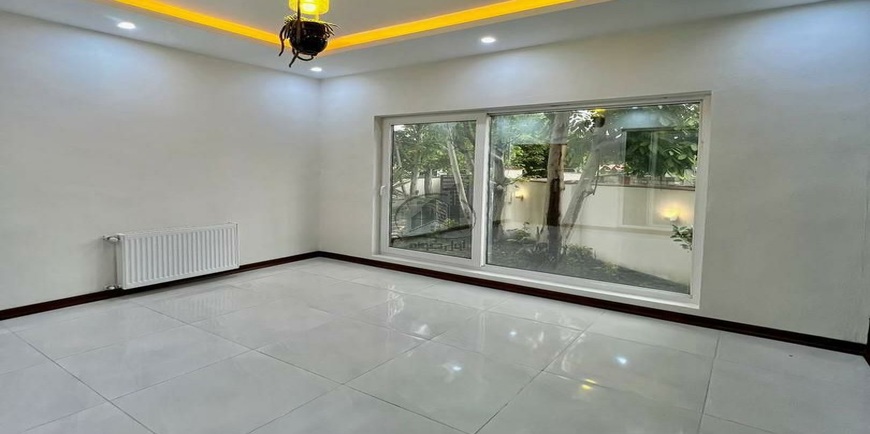 ویلا 360 متری با استخر بیرون و روف گاردن با دید آزاد-34390