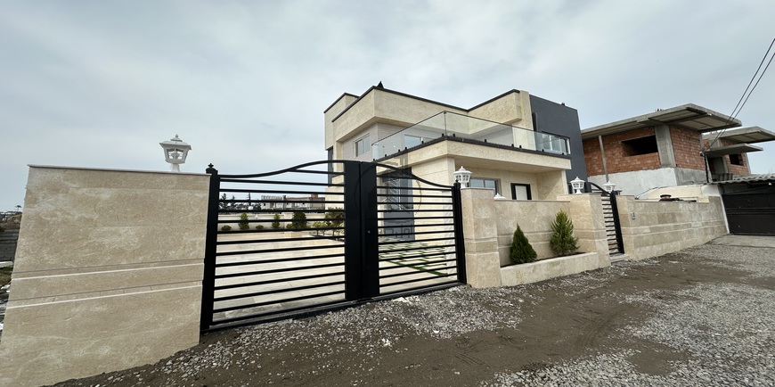 ویلای لوکس استخردار روبروی خانه دریا
